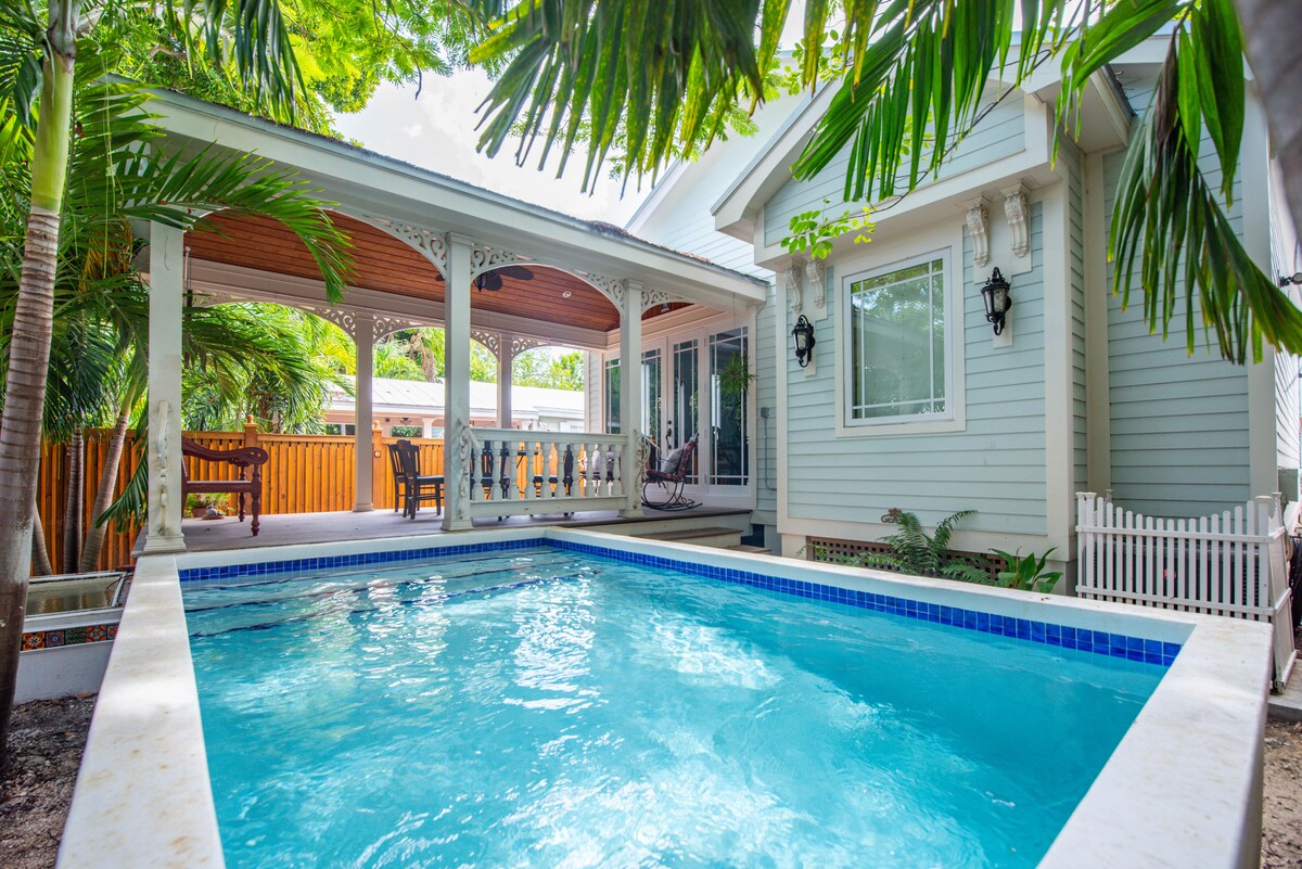 Crawl Off Duval Cottage pool and porch